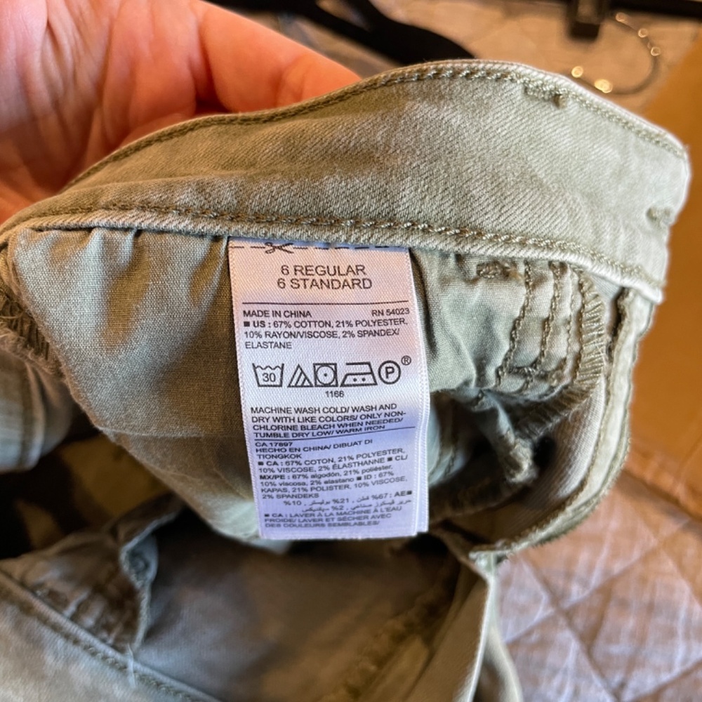 Old Navy Rockstar Mid-Rise Stretch Skinny Jeans - Size 6 - 2 pairs - Picture 15 of 15